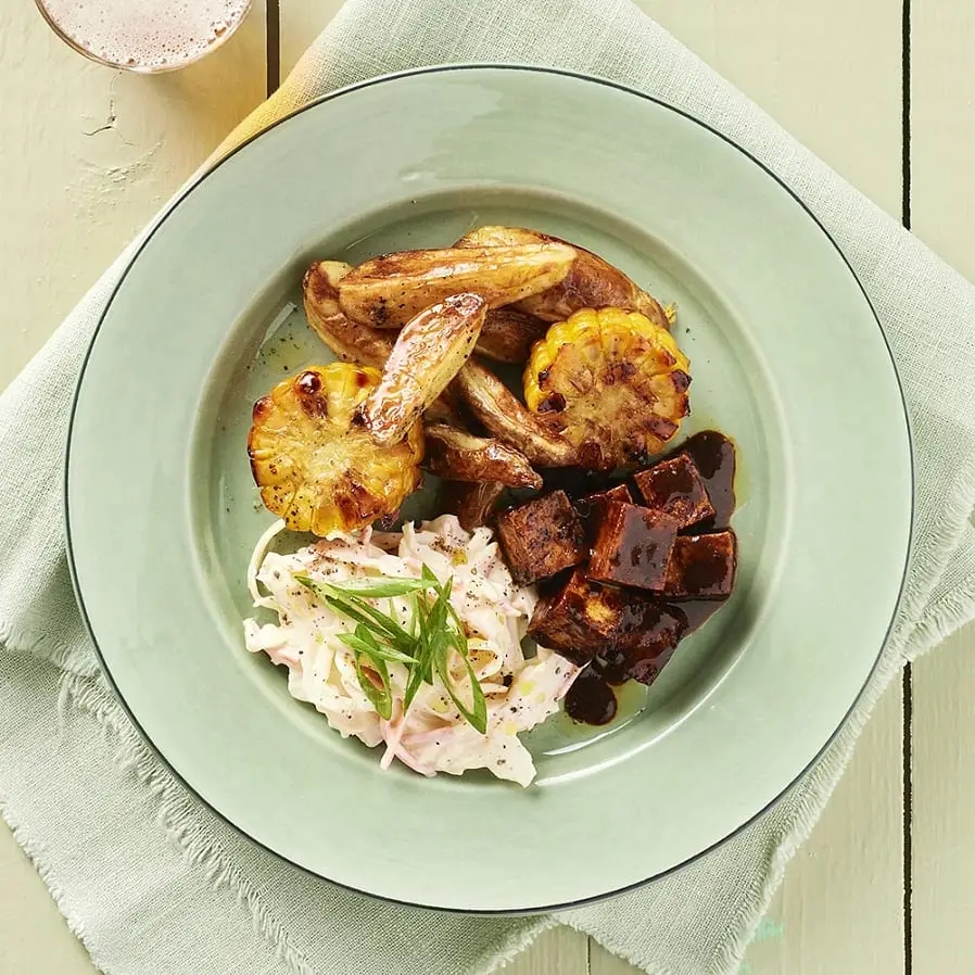 bbq-tofu_med_coleslaw_och_majs