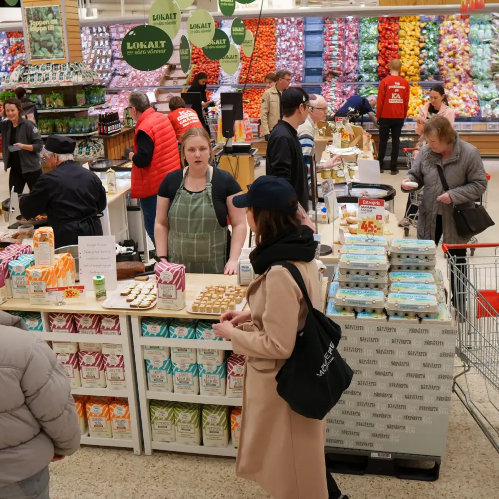 Lokala producenter möter kunder på Smaka Lokalt-marknaden hos ICA Kvantum Gränby.