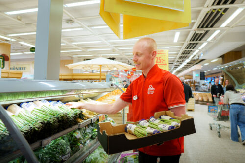 Alexander fyller på färsk sparris i frukt- och gröntavdelningen på ICA Kvantum Gränby.