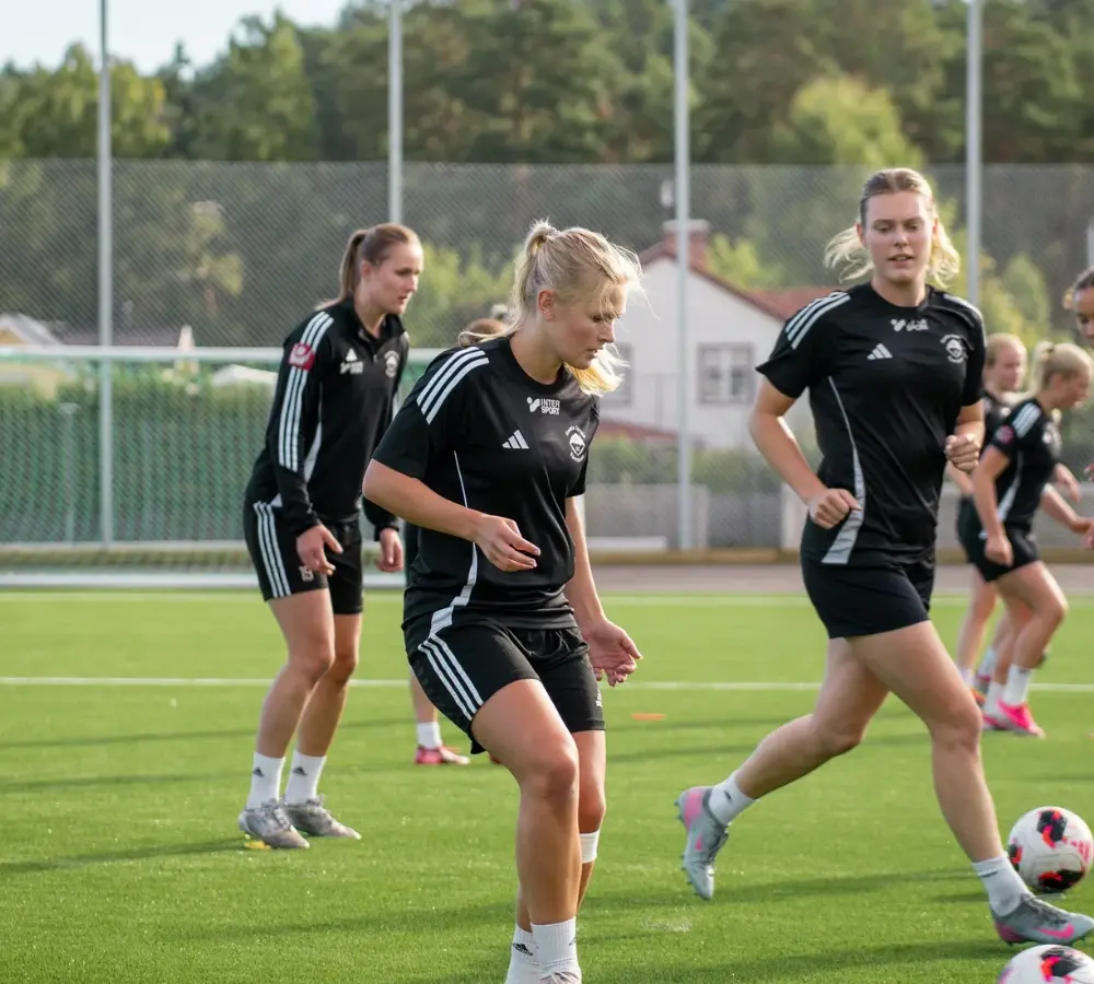 GUSK:s damlag tränar tillsammans på fotbollsplanen i Uppsala.