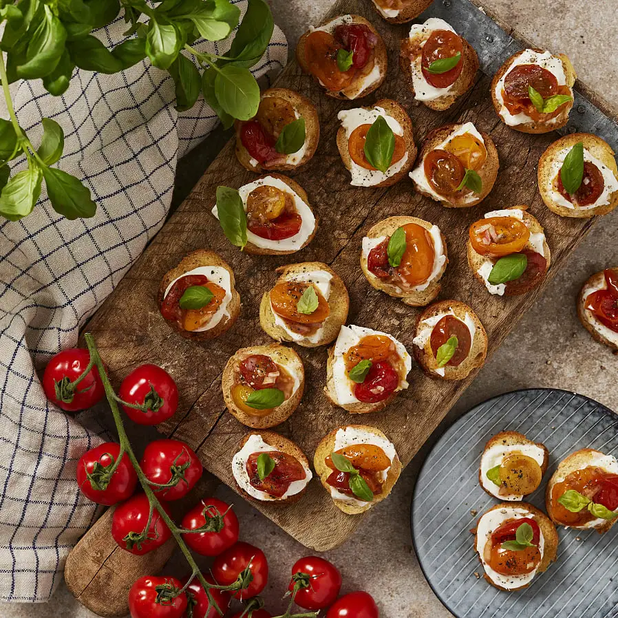 Bruschetta med mozzarella, ugnsbakade tomater och färsk basilika.