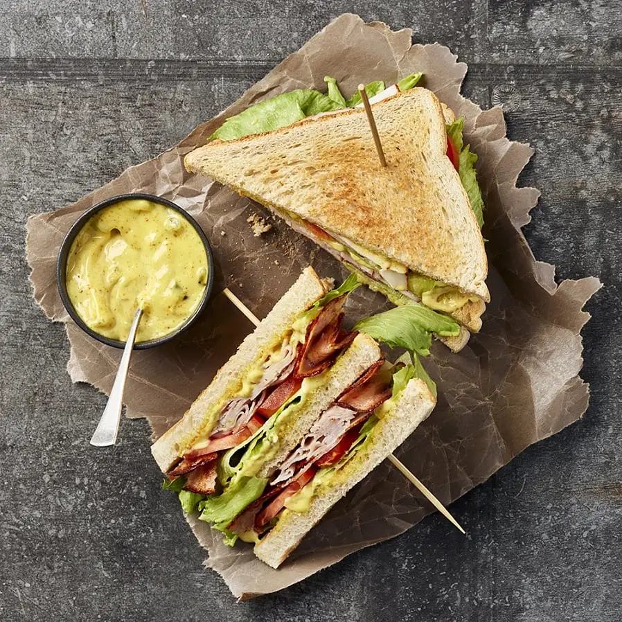 Rostad lunchmacka med grillad kyckling, bacon, sallad, tomat och krämig currykräm.