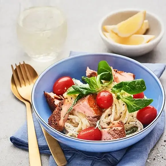 Varmrökt lax med pasta och haricots verts.